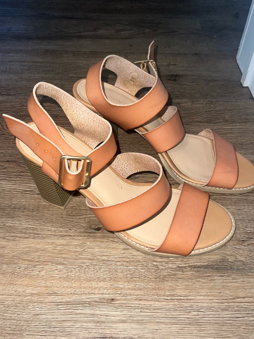 Old Navy Women’s Brown Leather Block Heel Sandals